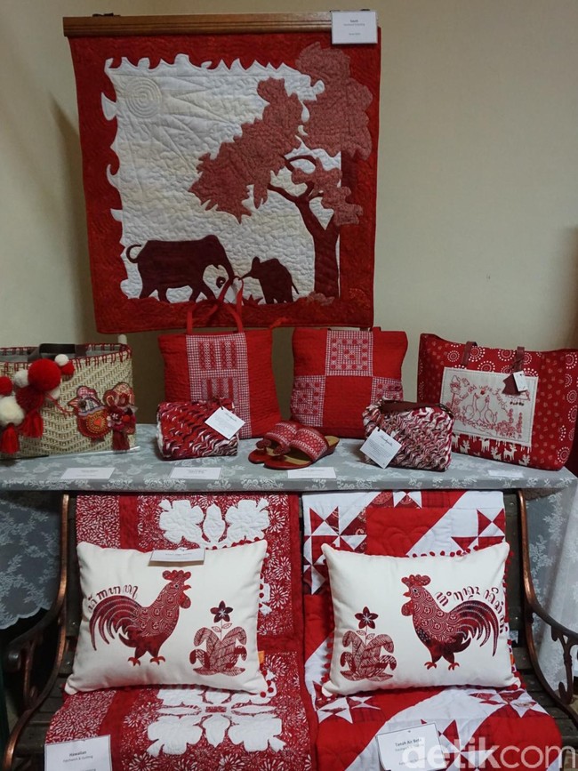 Kain perca menjelma dalam beragam bentuk, mulai dari sarung bantal, sendal, tas, selimut, hingga seperti lukisan.  Beberapa di antaranya tampil dalam instalasi seni yang unik. (Foto: Daniel Ngantung/Wolipop)