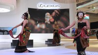 Rangkaian acara Experience The Amazing Indonesia ini dibuka dengan penampilan parade kostum nasional yang dibawakan oleh para Putri Indonesia 2017.