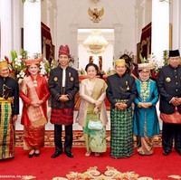 Kebaya seolah sudah menjadi busana wajib bagi Iriana, terutama saat menghadiri acara kenegaraan. Yang teranyar dan cukup menyita perhatian adalah kebaya Minangkabau Iriana di upacara HUT ke-72 RI di Istana Merdeka.  Foto: Biro Pers Setpres/Agus Suparto