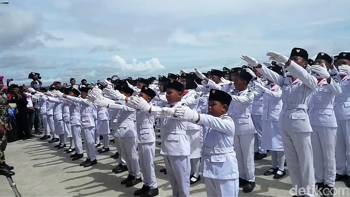 Cerita Marinir Latih Paskibra Cilik di Perbatasan