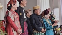 Ini momen Jokowi-Iriana dan JK-Mufidah menyaksikan pemenang busana adat terbaik menuntun sepeda. Foto: Biro Pers Setpres