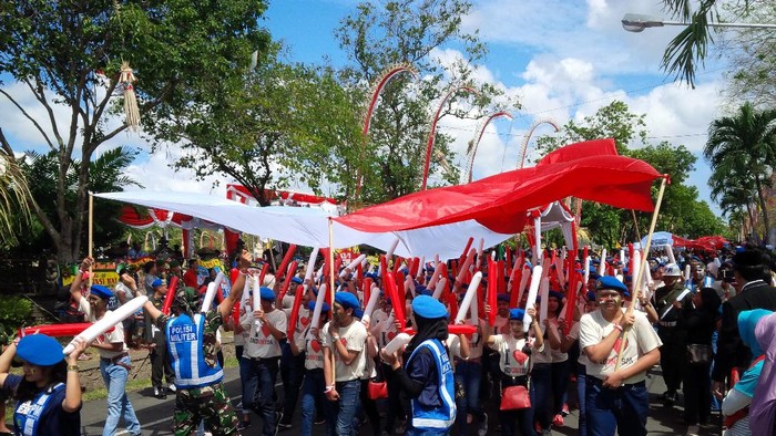 HUT ke-72 RI, Bendera Merah Putih Sepanjang 7 Km Diarak