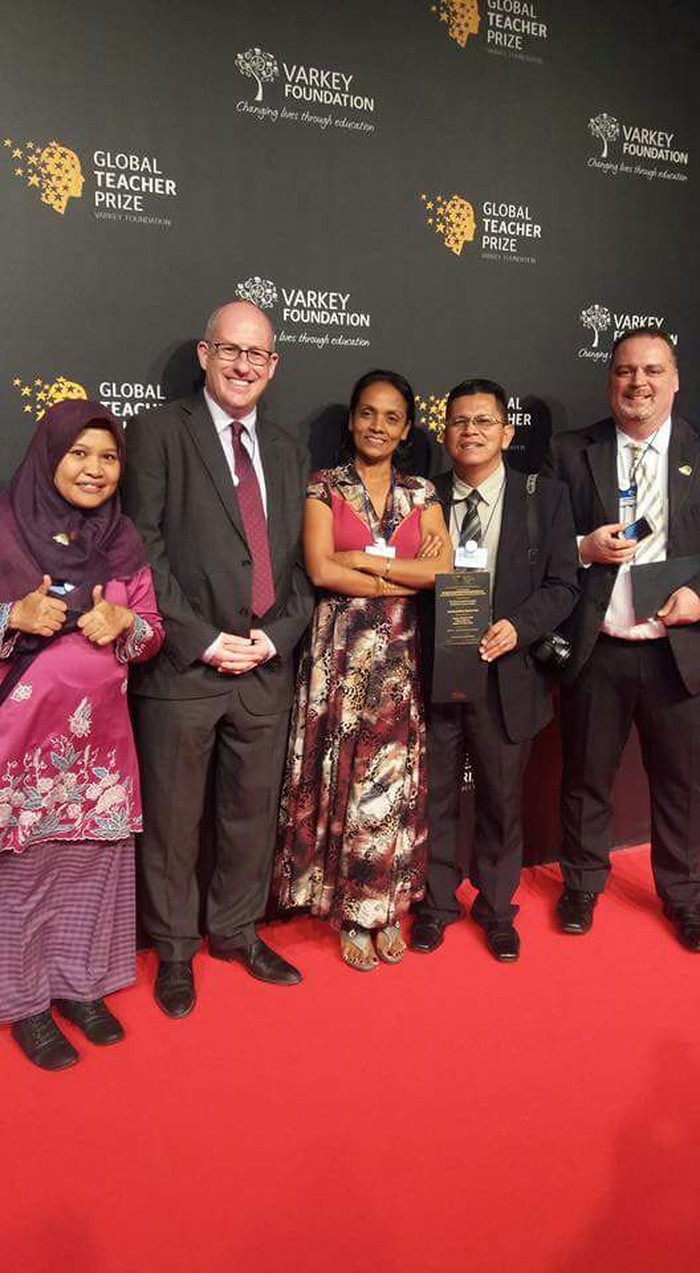 Mengajar dengan Hati Bawa Dayang Jadi Guru Terbaik Dunia