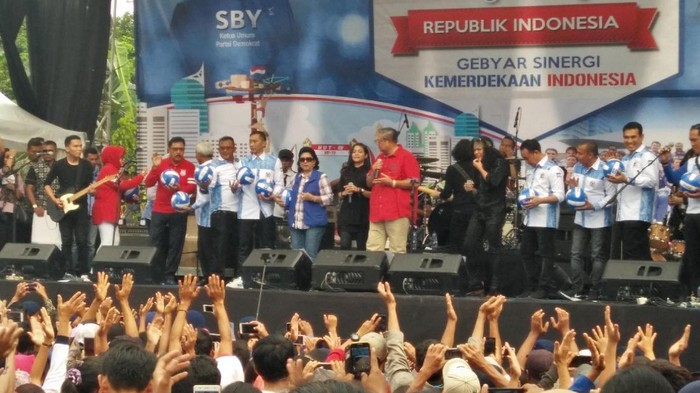 Ketua Umum Partai Demokrat (PD) Susilo Bambang Yudhoyono berduet dengan penyanyi Kikan dan Candil di atas panggung. Mereka menyanyikan lagu Rumah Kita milik grup band God Bless.
