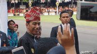 Jelang Upacara Penurunan Bendera, Jokowi Hampiri Warga