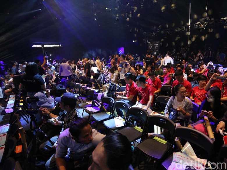 Foto: Fans Vietnam Datang ke Taipei Demi Gong Yoo di Peluncuran Asus Zenfone 4 (Hanif Hawari/detikHOT) Foto: Fans Vietnam Datang ke Taipei Demi Gong Yoo di Peluncuran Asus Zenfone 4 (Hanif Hawari/detikHOT)