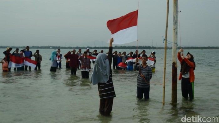 Puluhan Pemuda di Rembang Gelar Upacara Bendera di Laut