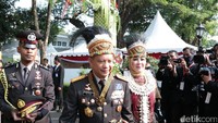 Kapolri menggandeng mesra istrinya saat menerima hadiah sepeda. Foto: Istimewa
