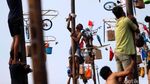 Foto : Lomba Panjat Pinang Simbol Kemeriahan HUT RI