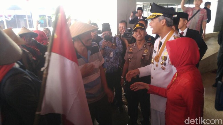 Hendak Upacara Kemerdekaan, Ganjar Dihadang Teman Masa Kecilnya Hendak Upacara Kemerdekaan, Ganjar Dihadang Teman Masa Kecilnya