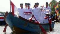 Dalam upacara tersebut, selebihnya dilakukan diatas perahu termasuk para peserta upacara.