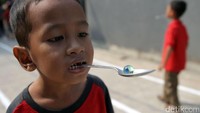 Lomba gigit sendok yang menegangkan. Awas kelerengnya jatuh!