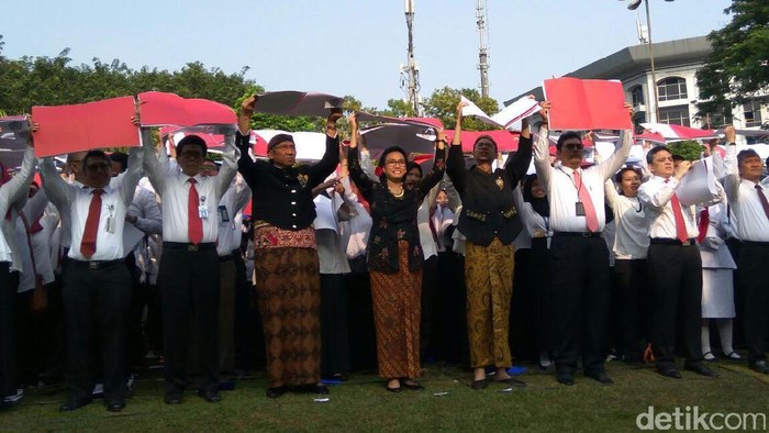 Sri Mulyani Ngaku Paling Jago Balap Karung, Kalau Panjat Pinang?