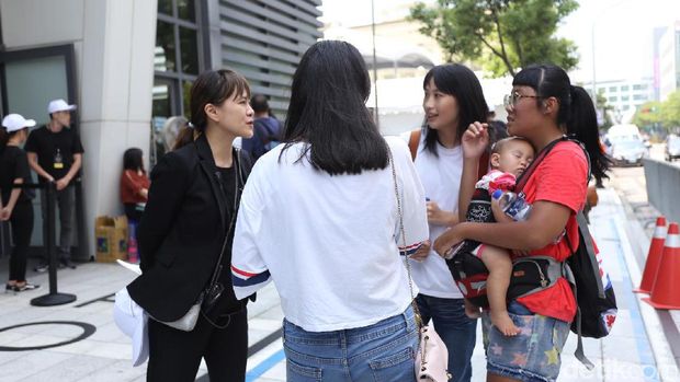 Ingin Lihat Gong Yoo, Fans Padati Lokasi Peluncuran Zenfone 4