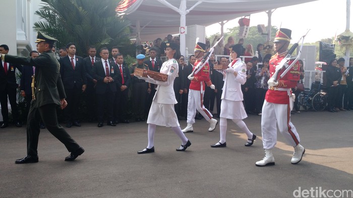 Tiba di Istana, 2 Paskibraka Bawa Bendera dan Naskah Proklamasi