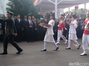 Tiba di Istana, 2 Paskibraka Bawa Bendera dan Naskah Proklamasi