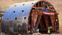 Pembangunan terowongan tersebut dilakukan oleh kontraktor asal China, Metallurgy Corporation of China (MCC) yang berlangsung sejak Desember Tahun 2016 lalu. Panjangnya 472 meter dan memiliki dua tube (trowongan) yang setiap tubenya memiliki diameter 14 meter yang dapat digunakan untuk dua lajur kendaraan melengkapi rangkaian ruas jalan Tol Cisumdawu sepanjang 60,5 kilometer.