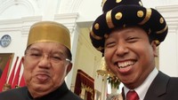 Tak boleh lupa juga foto bareng Wapres JK. Oh iya, topi yang dikenakan Romi khas dari Mandailing Natal. Foto: dok. pribadi Romahurmuziy