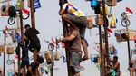 Foto : Lomba Panjat Pinang Simbol Kemeriahan HUT RI