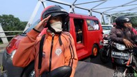 Acara ini menarik perhatian warga dan pengguna jalan.