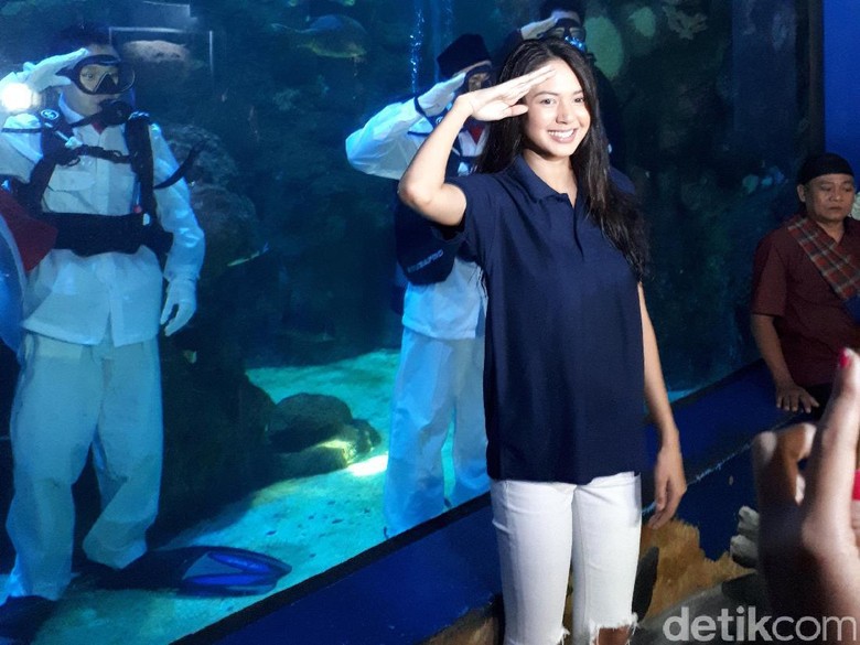 Ketakutan Aurelie Moeremans Saat Kibarkan Merah Putih di Bawah Air Ketakutan Aurelie Moeremans Saat Kibarkan Merah Putih di Bawah Air