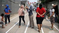 Ibu-ibu mementaskan loma makan kerupuk.