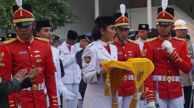 Ruth memang baru hari ini diberi tahu kalau dia yang dipilih sebagai pembawa baki.