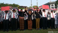 Sementara itu, Kementerian Keuangan melaksanakan upacara bendera pada pukul 06.53 WIB di lapangan Kementerian Keuangan. Hendra Kusuma/detikcom.