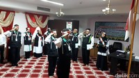 Karena keterbatasan tempat, petugas haji sektor khusus Masjid Nabawi menggelar upacara di kamar hotel.