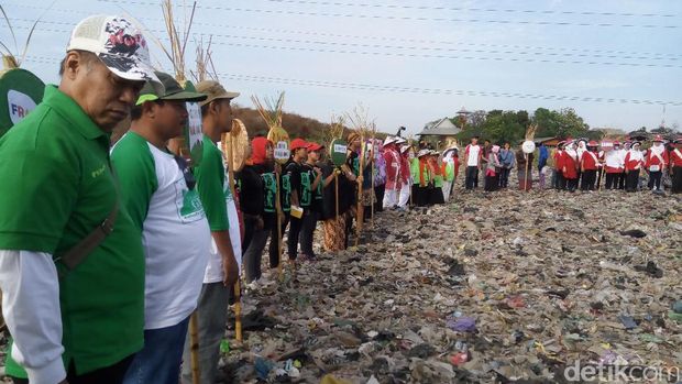 Bau sampah yang menyengat tak mengurangi khidmatnya upacara ini.