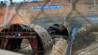 Dari dua tube yang akan dibangun untuk melengkapi rangkaian ruas jalan Tol Cisumdawu sepanjang 60,5 kilometer, baru satu tube tunnel yang dibangun.
