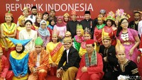 Agak berbeda dengan upacara bendera di tahun sebelumnya, kali ini para peserta upacara seluruhnya mengenakan baju khas daerah masing-masing. Termasuk pakaian adat yang dikenakan Jonan berupa baju daerah betawi, serta baju khas Minang yang dikenakan Wakil Menteri ESDM Arcandra Tahar, dan baju-baju dari daerah lain, yakni Bali, Jawa, Dayak, yang dikenakan para pegawai jajaran ESDM. Citra Fitri Mardiana/detikcom.