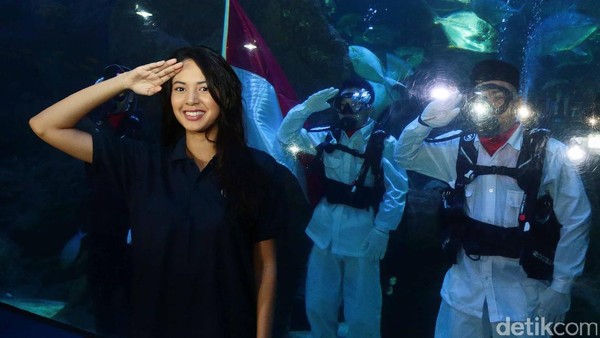 Keren! Aurelie Moeremans Kibarkan Merah Putih di Bawah Air