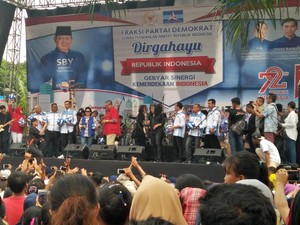 Hibur Warga Cikeas, SBY Nyanyi Rumah Kita