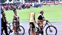 Istri Kapolri dan Ketua DPD Oesman Sapta Odang menuntun sepeda hadiah. Foto: Biro Pers Setpres