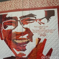 Benda pamer lainnya yang menarik perhatian adalah kain perca bergambar wajah mantan Gubernur Provinsi DKI Jakarta Basuki Tjahaja Purnama atau akrab disapa Ahok. Karya M. Laksmintarti Soeparwoto ini bertajuk Badai. (Foto: Daniel Ngantung/Wolipop)