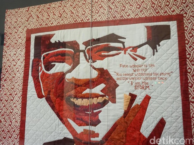 Benda pamer lainnya yang menarik perhatian adalah kain perca bergambar wajah mantan Gubernur Provinsi DKI Jakarta Basuki Tjahaja Purnama atau akrab disapa Ahok. Karya M. Laksmintarti Soeparwoto ini bertajuk Badai. (Foto: Daniel Ngantung/Wolipop)