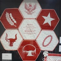 Hadir pula kain dengan motif kelima butir Pancasila lengkap dengan lambangnya. (Foto: Daniel Ngantung/Wolipop)