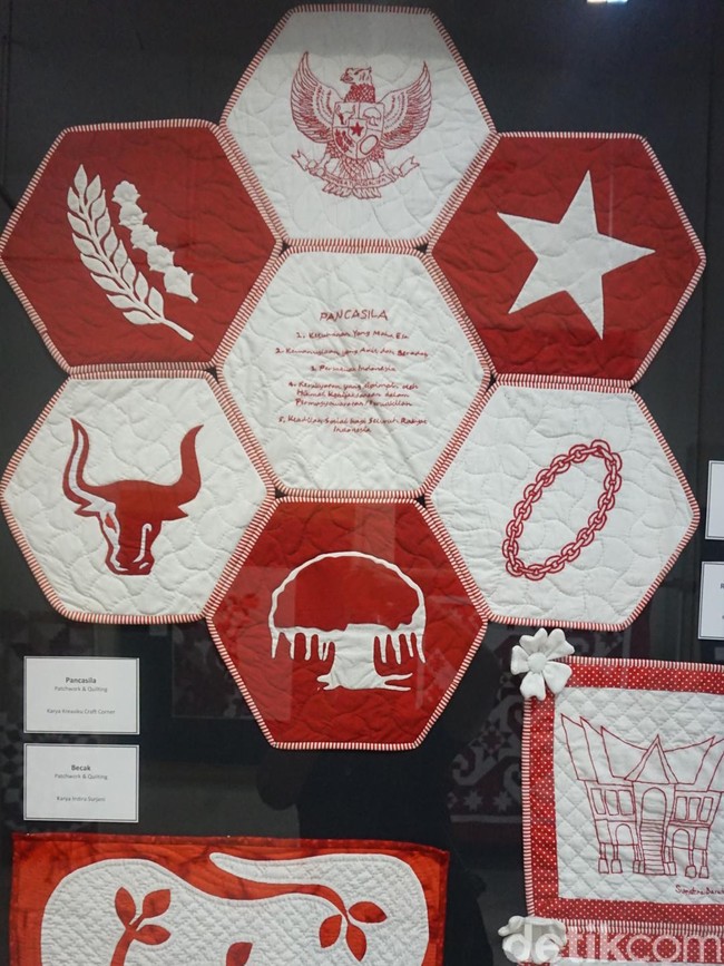 Hadir pula kain dengan motif kelima butir Pancasila lengkap dengan lambangnya. (Foto: Daniel Ngantung/Wolipop)