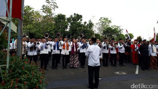 Gelar Upacara, Basuki dan Semua PNS Kementerian PUPR Berbaju Adat