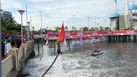 Aksi pemasangan bendera jadi terlihat keren. Foto: Nur Abdurrahman/detikcom