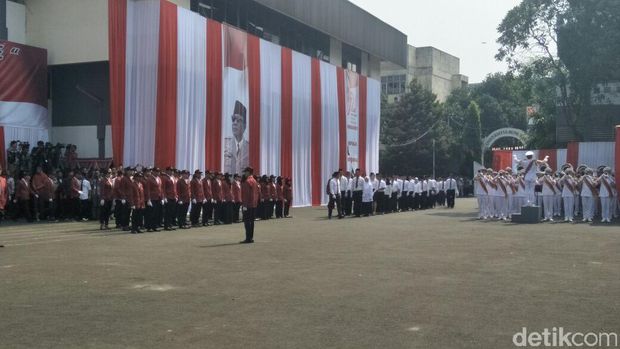 Menurut Prabowo peserta upacara yang pingsan berarti pantang menyerah dan mempunyai jiwa yang kuat 