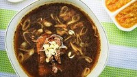 Rawon, hidangan khas Jawa Timur yang dibuat dengan rebusan daging sapi yang di beri keluak untuk rasa pedas dan warna hitam yang pekat. (Foto: iStock)