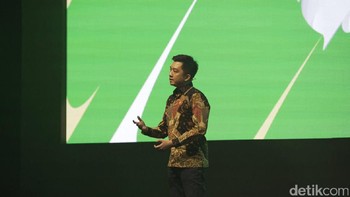 Tokopedia didirikan modal nekat. Saya cuma lulusan pekerja warnet, benar-benar jarang ke kampus, kalau ke kampus pas ujian saja. Belum pernah pengalaman bangun bisnis, track record belum ada, jadi modalnya semangat bambu runcing, sebut William dalam sebuah kesempatan. William tercatat sebagai mahasiswa Bina Nusantara. Foto: Tokopedia