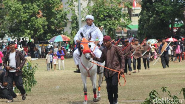 Drama kolosal berdurasi 45 menit menceritakan sejarah kota Purworejo. 