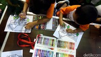 Anak-anak asyik mewarnai.