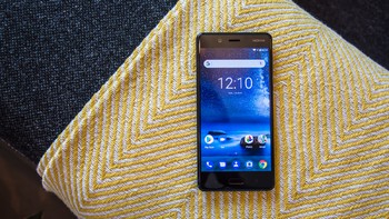 Ia diluncurkan oleh HMD Global yang memegang lisensi merek Nokia. Nokia 8 merupakan ponsel terkuat. Sebelumnya ponsel Android seperti Nokia 6 dan Nokia 5 menyasar pasar menengah. Foto: Pocket Lint