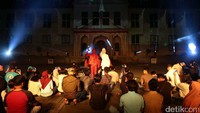 Semua penonton berdecak kagum melihat keindahan gedung tua peninggalan Belanda yang menjadi salah satu ikon kota Batavia saat pertunjukkan Video Mapping yang ditampilkan menggambarkan perjalanan sejarah kemerdekaan Indonesia.