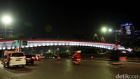 Simpang Susun Semanggi memiliki dua lintasan yaitu lintasan Jalan Gatot Subroto ke arah Bundaran HI sepanjang 796 meter dan lintasan Grogol menuju Blok M sepanjang 826 meter.