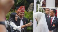 Jelang Upacara Penurunan Bendera, Jokowi Hampiri Warga